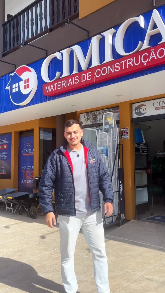 Equipe Cimica em frente à loja